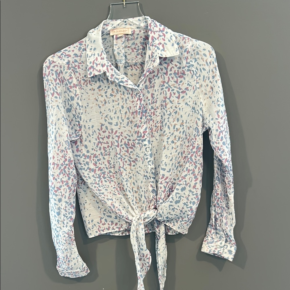 BLOUSOLOGY white patterned blouse with tie front size M